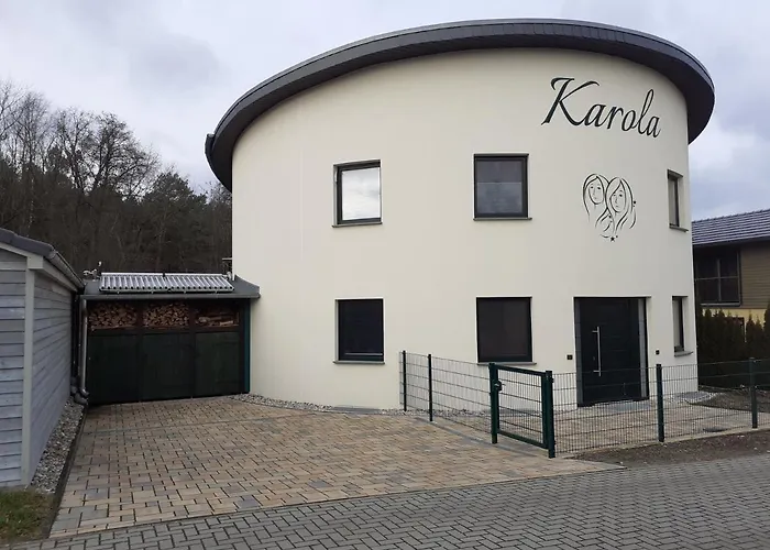 Semesterbostad Kama Ferienhaeuser Haus Karola *